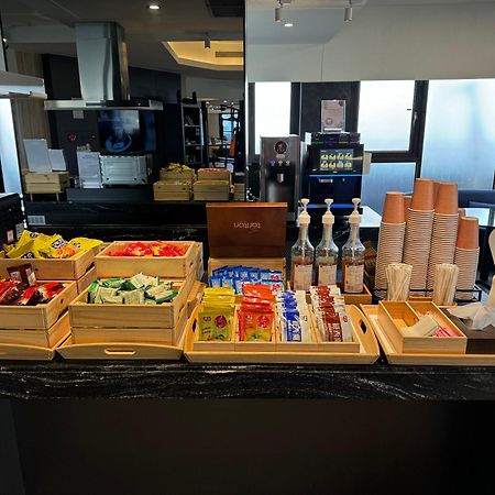 Hub Hotel - Songshan Airport Branch ไทเป ภายนอก รูปภาพ