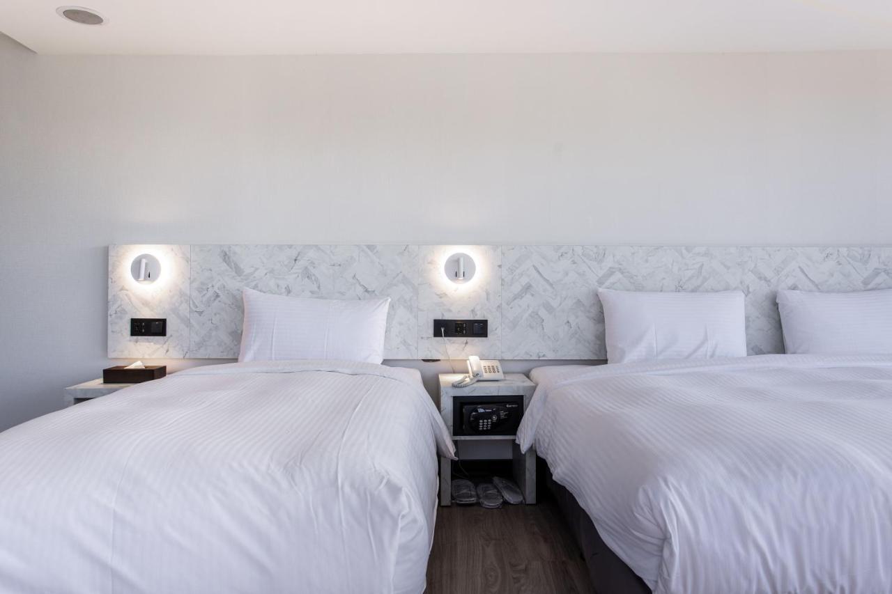 Hub Hotel - Songshan Airport Branch ไทเป ภายนอก รูปภาพ